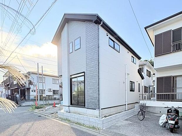シンプルな外観デザインが特徴的な戸建住宅です。二面の採光が期待できる角地に位置しています。モダンな色使いと直線的なフォルムが印象的です。周囲は閑静な住宅街ですので落ち着いた雰囲気です。