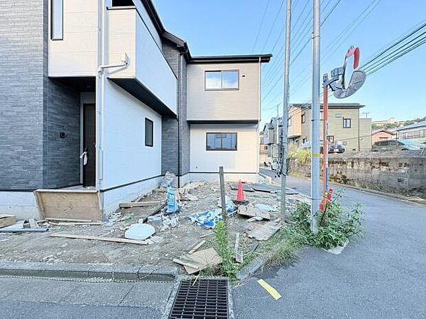 車2台分の駐車スペースが確保されています。前面道路は交通量が多くないので、車の出し入れがスムーズです。