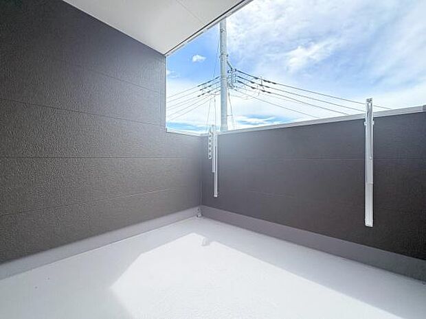 リビングに面しているバルコニーです！ご家族分の洗濯物が干せて屋根があるので急な天候の変化があっても安心ですね！