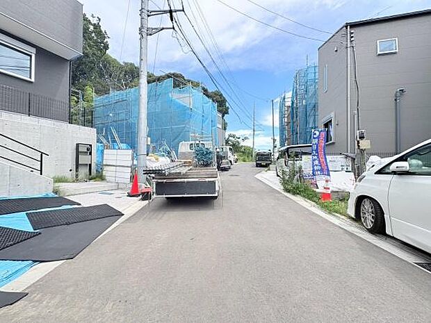 前面道路は広さがあり車の通りが少ないので駐車の出入りがしやすいです。