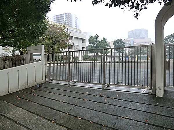 横浜市立神奈川小学校まで406m