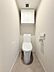 トイレ：清潔感のあるトイレですね。温水洗浄便座を備え壁付けリモコンで操作しやすい仕様です！