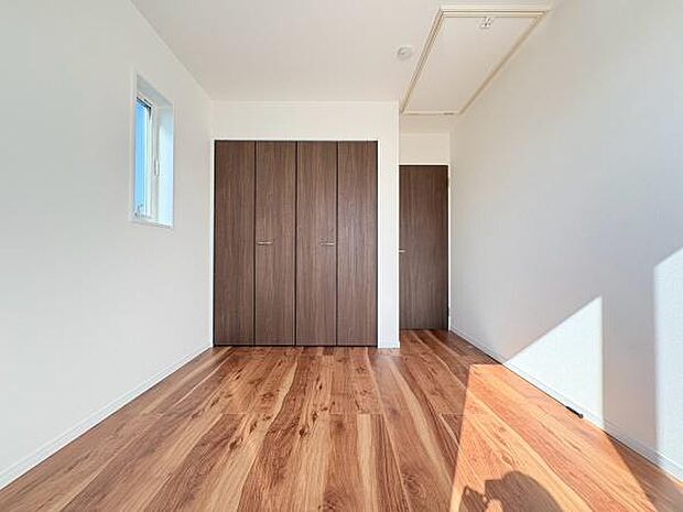 子供部屋や5.25帖!バルコニーに面しているお部屋でとても明るいです。屋根裏収納があり沢山の収納ができます♪