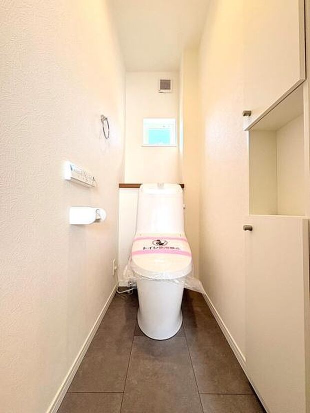 清潔感のあるトイレですね。収納スペースも完備されてます。