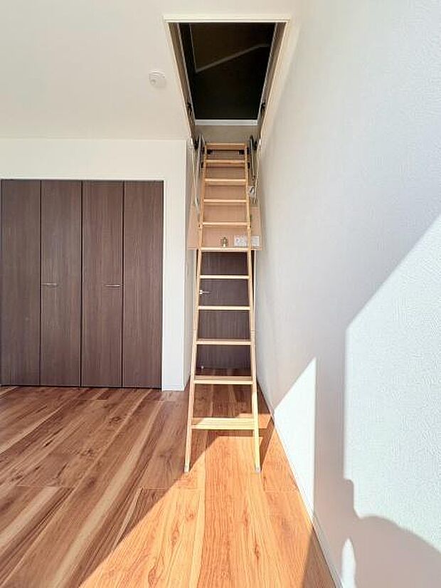 2階洋室にある屋根裏収納です。全部屋に収納スペースあります♪