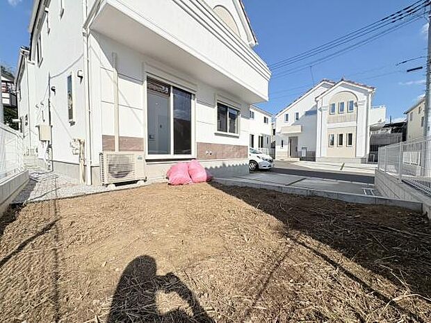 駐車場後ろ側にちょっとしたお庭スペースがあり家庭菜園などお好きな趣味の場としてお使いいただけます。