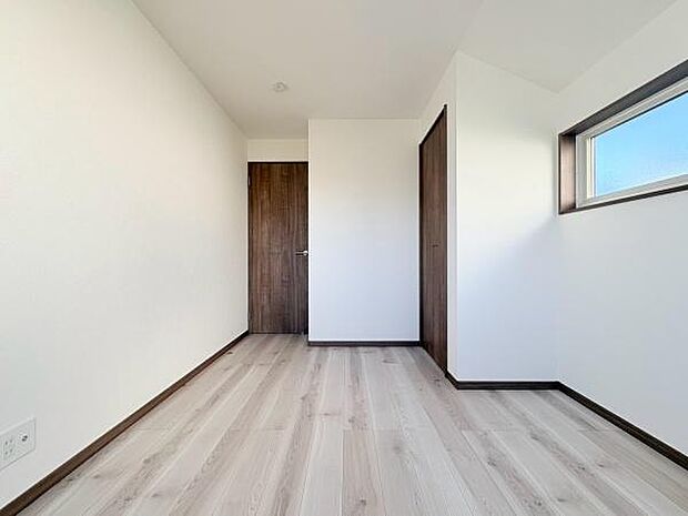 子供部屋5.12帖!お子様部屋やお仕事部屋としてもお使いいただけます。ご家族の成長に合わせた使い方ができますね。