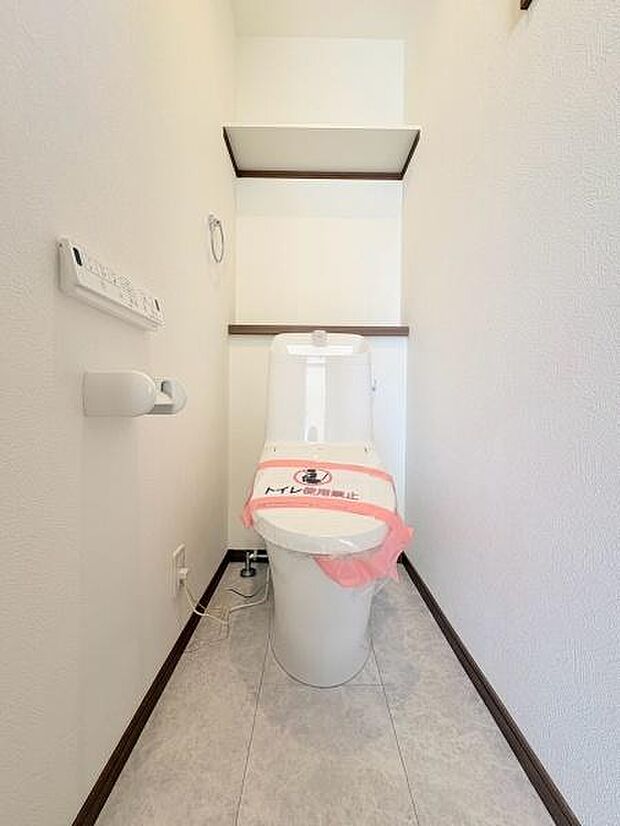 清潔感のあるトイレですね。収納スペースも完備されてます。