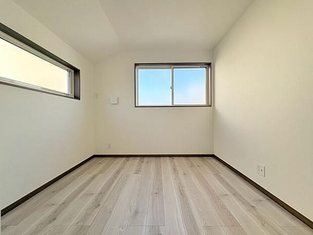 洋室5帖!やわらかな明るい雰囲気のお部屋です。