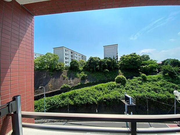 角部屋につき日当たり、眺望良好。だんだんと色が変わっていく空の姿を見ながらリフレッシュするのもおススメです。