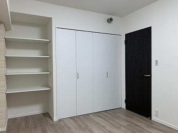 6.5帖の洋室。ゆとりある広さを確保しており主寝室としてもご利用いただけます。収納が豊富にあり住空間をスッキリ広く使えます。
