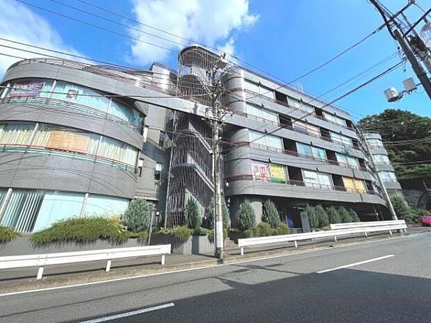 エレベーター完備のマンションです。JR京浜東北線「石川町」駅徒歩4分、みなとみらい線「元町・中華街」駅徒歩10分です。お出かけにも便利な好立地です。