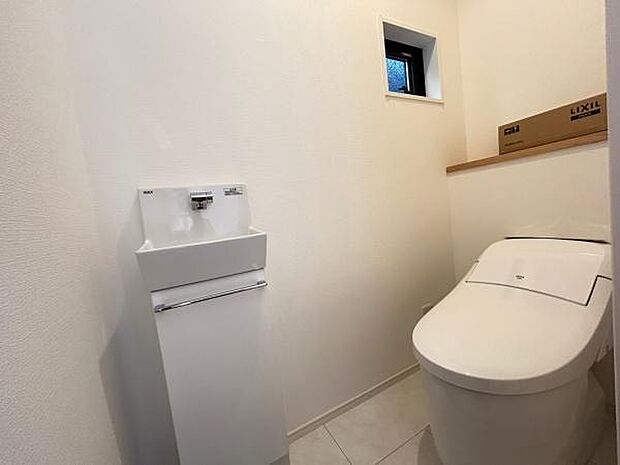 白を基調とした明るく清潔感のある空間に仕上がりました。トイレは1階と2階それぞれにございますので、忙しい時や来客の際もスムーズに使うことができて便利です。