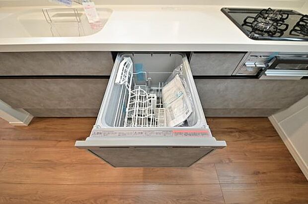 あったらいいなの代表的な設備である食洗機を完備。ビルトイン型なので、おさまりもよく使い勝手も良好です。洗う手間を省けるので時間を有効に使えますね。