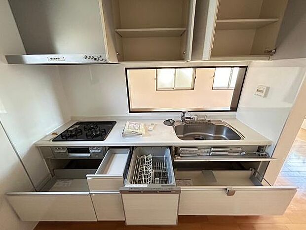 吊戸棚付のキッチンは使用頻度の少ない調理器具などを収納するのに便利。整理整頓されたキッチンで毎日のお料理も快適にできそうですね。