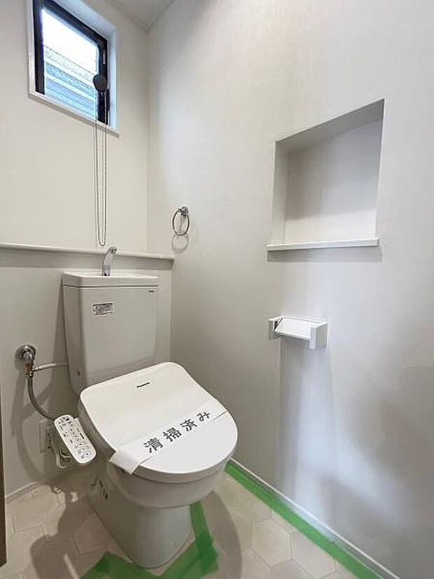 白を基調とした明るく清潔感のある空間。トイレは1階と2階それぞれにございますので、忙しい時や来客の際もスムーズに使うことができて便利です。