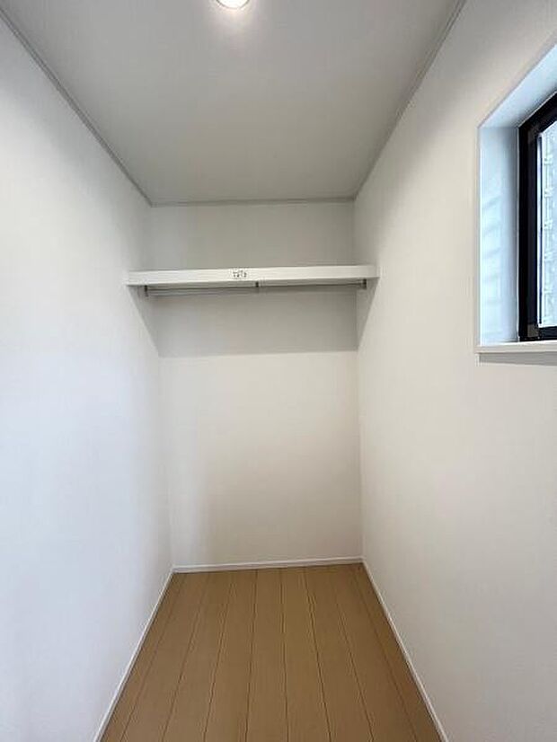 7帖の主寝室にはWICを完備するとともに、住まいの随所に多彩な収納スペースを確保し、室内をすっきりと保つことができるようになっています。