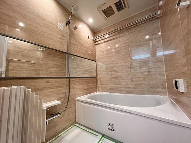 落ち着いた空間を演出するカラーとゆったりお使い頂ける広さが魅力のバスルーム。浴室には浴室乾燥機も付いており、いつでも快適で心地の良いバスタイムを実現できます。