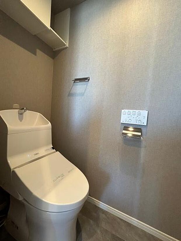 人気のシャワートイレが付いており、トイレットペーパーの無駄をなくすだけでなく感染症の予防にも効果的です。掃除用具等を収納できる吊戸棚もございます。