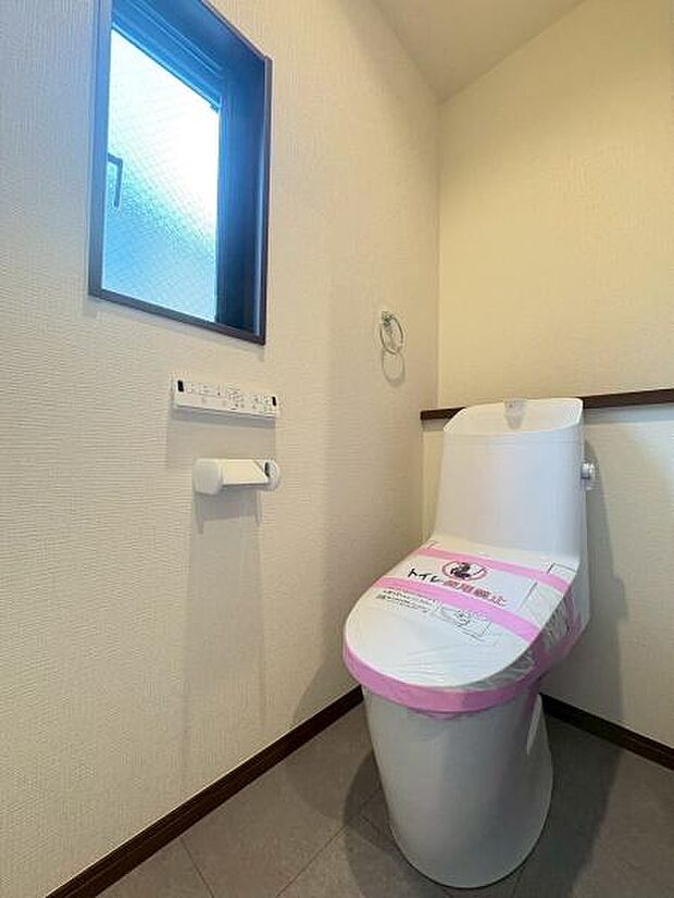 毎日何度も使う場所だからこそ、心地よさと機能性にこだわりました。便器まわりがスッキリとして床掃除がしやすい「壁付けタイプの洗浄リモコン」を採用しています。