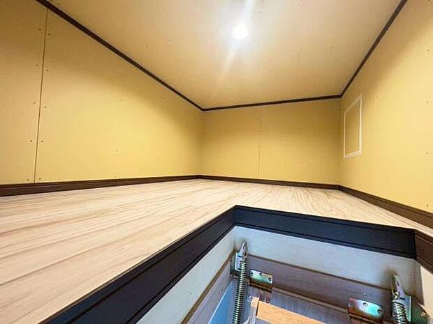 大容量の小屋裏収納付~お子様の秘密基地や大人の趣味のスペースなど、家族みんなが楽しめる場所。季節物の収納にも便利で、お部屋をすっきり保てます。