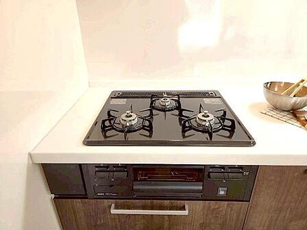 効率的な調理ができる三口コンロを採用。食事の準備時間を短縮でき、家事の時短が可能。同時使用でも火力が落ちにくく複数のコンロで本格的に調理ができます。