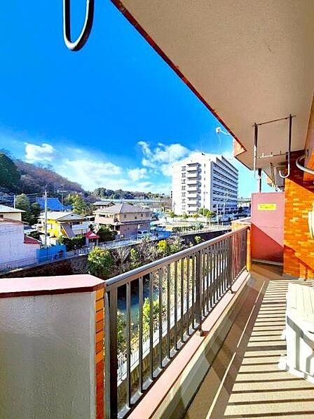 気持ちよい陽光の射し込むあたたかなバルコニーです。お天気のいい日にはお洗濯物も気持ちよく乾きます。バルコニーに出てひなたぼっこや空を眺めるのも気持ちよさそうですね。