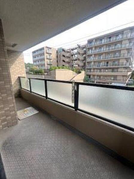 気持ちよい陽光の射し込むあたたかな南向きバルコニーです。お天気のいい日にはお洗濯物も気持ちよく乾きます。バルコニーに出てひなたぼっこや空を眺めるのも気持ちよさそうですね。