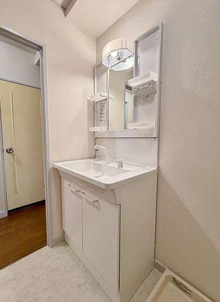 ご家族の1日が始まり1日の終わりを締めくくる洗面空間。洗面化粧台にも収納スペースを設ける事により散らかりやすい洗面スペースをスッキリ保てます。