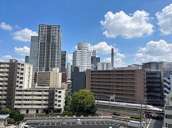8階部分ならではの抜けた視界が広がり、青空を大きく仰ぎ見ることができる開放的な眺望です。視界の先には高層ビル群が立ち並び、都会的な利便性を身近に感じるロケーションです。
