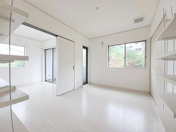 フレキシブルな使い方が魅力の2階洋室。普段は広々としたプレイルームとして使い、来客時や就寝時には扉を閉めて独立した個室にするなど、シーンに合わせた空間づくりが可能。家族の成長に寄り添うお部屋です。