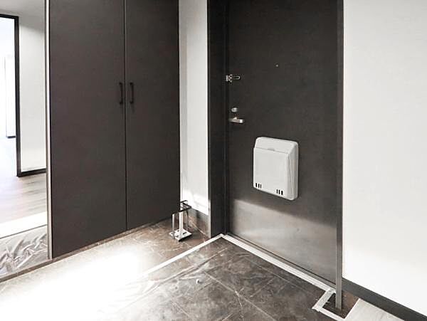 玄関床に光沢のある大理石調のタイルを採用。ドアを開けた瞬間に高級感を感じることができ、ゲストに洗練された印象を与えます。天井までの高さがある大型のシューズボックス付です。