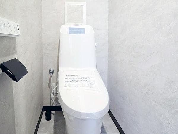 壁面に明るいグレーの石目調パネルを採用。これにより、圧迫感を感じさせず、ラグジュアリーで清潔感のある空間を演出しています。