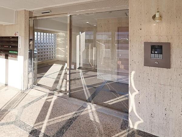 大型で透明度の高いガラス扉を採用しているため、外からの光がエントランスの奥まで届き、明るくクリーンな印象のエントランスです。オートロックが設置されており、マンション住人以外の侵入を未然に防ぎます。