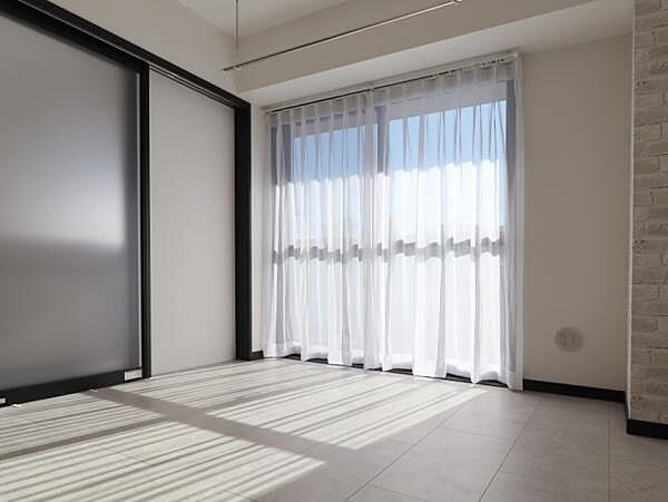 6帖の洋室～部屋の仕切りに半透明の引戸が採用されています。戸を閉めても隣室の光を感じることができ、圧迫感がありません。