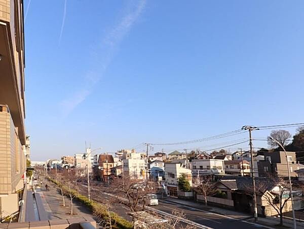 視界の大部分を空が占めており、朝焼けや夕焼け、流れる雲など、刻一刻と変化する空の表情を日常的に楽しめます。景色を眺めながらリフレッシュするのもおススメです。