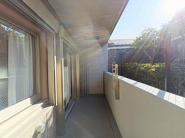 手すり壁に角度調整が可能な物干し金物が備わっており、効率よく洗濯物を干すことができます。エアコンの室外機を置いても通路スペースが確保されており、作業動線がスムーズです。