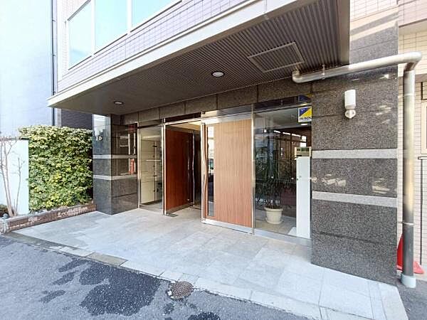 エントランス周りにガラス面が多く採用されており、外からの光を取り込んで明るい空間を作っています。空室につき内覧受付中です、お気軽にお問い合わせください。