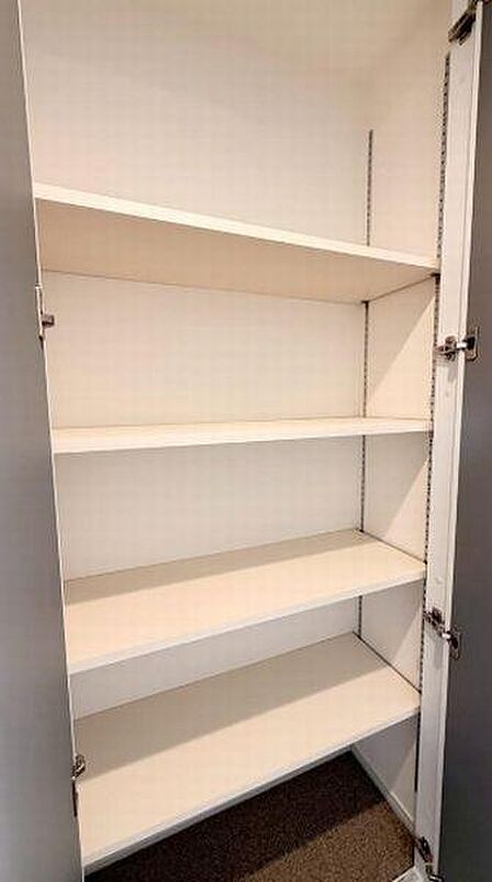 リビングや廊下にも収納がありお部屋をスッキリ使えます。