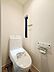 トイレ：白を基調とした、明るくクリーンな印象のトイレ空間です。スタイリッシュな縦型の小窓が配置されており、日中は優しい自然光が室内を照らします。
