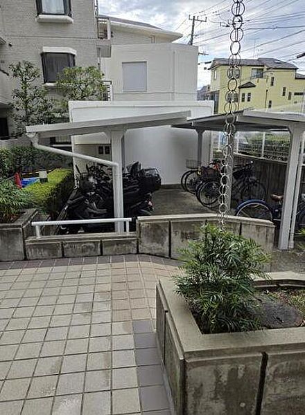 屋根付の駐輪場・バイク置場有～しっかりとした屋根が設置されているため、雨による自転車やバイクの錆・劣化を防ぐことができます。
