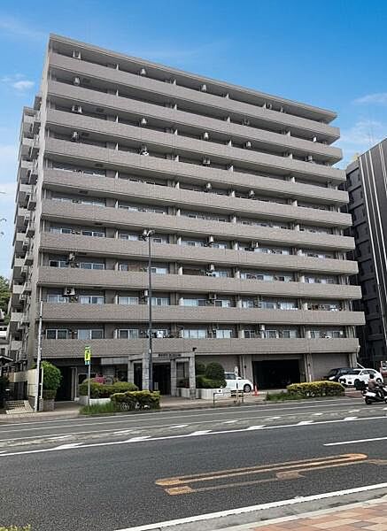 建物がゆとりある道路に面しており、低層階から高層階まで圧迫感が少なく、建物全体に明るい印象を与えています。内覧予約受付中です、お気軽にお問い合わせください。