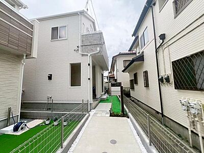 外観：令和6年6月築の築浅物件。内外装ともに綺麗な住まいです～低層住宅が建ち並ぶ穏やかな街並み～小学校、中学校、保育園が徒歩10分圏内に揃ったお子様も暮らしやすい住環境です。