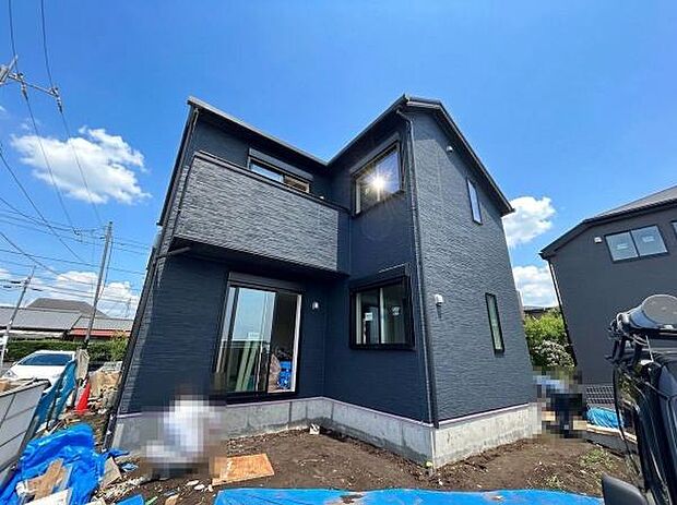 ネイビー×石目調アクセントが輝く、陽当たり良好なスタイリッシュハウス。街並みが一定のデザインコンセプトで整えられており、それぞれの邸宅がプライバシーや採光に配慮した配置になっています。