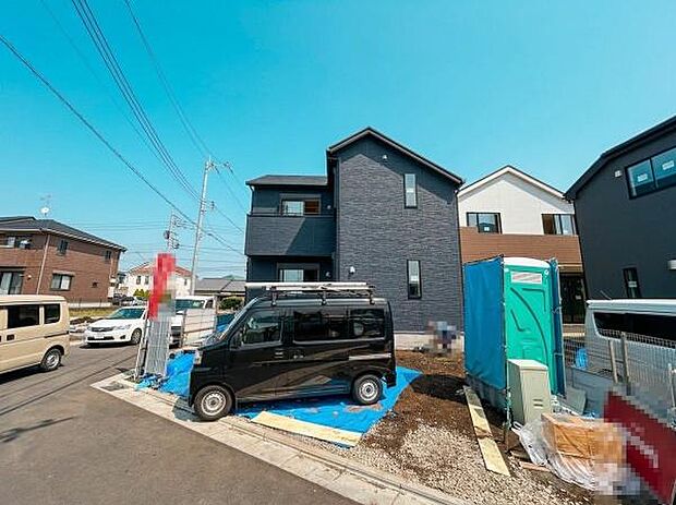間口が広く開放的な配置となっており、お車の駐車はもちろん、自転車置き場やちょっとしたお庭スペースとしても柔軟に活用できる敷地計画です。