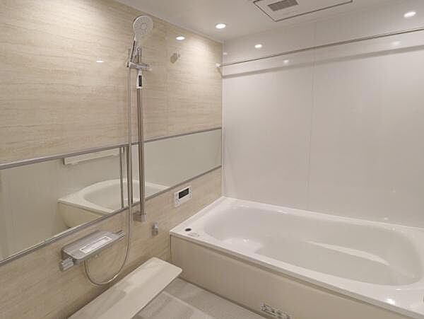 大理石調のアクセントパネルが採用されており、ホテルのような上質なリラックス空間を演出しています。雨の日や夜間のお洗濯に便利な浴室乾燥機付きです。