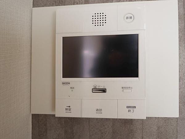 奥様やお子様だけでご在宅が多い方も安心のTVモニター付インターホン。突然の来訪も天候や時間帯に関係なく鮮明な画像で確認することができます。