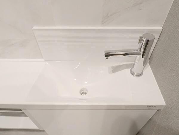 トイレ内に手洗い器があることで、ドアノブに触れる前に手を洗うことができ、衛生的です。
