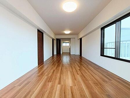 LDKは約18帖のゆとりの広さ。木目の美しいフローリングが奥行きのある開放的な空間が広がります。家族全員がゆったりと過ごせる大空間です。(家具調度品はAI生成画像につき含まれておりません)