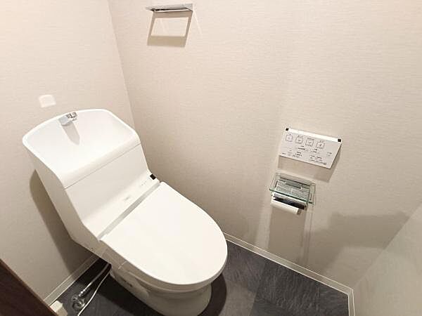 ウォシュレット一体型の温水洗浄便座を完備したトイレ。ベージュを基調とした落ち着きある内装がすっきりとした清潔感を演出し、毎日使う場所だからこそ快適さにこだわった空間です。